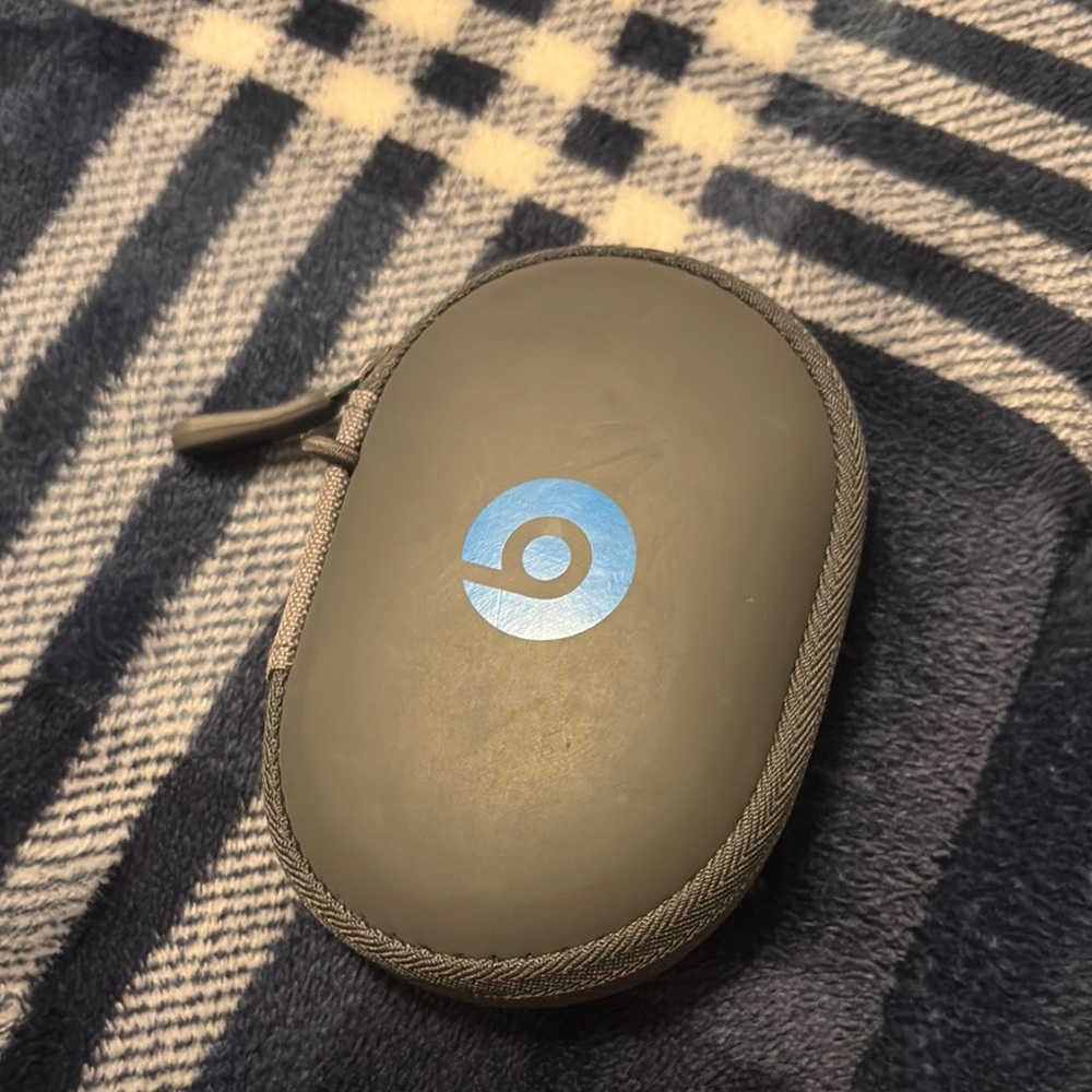 Gray small ear phone case.